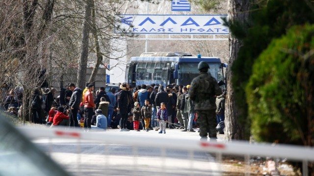 Гръцкият парламент се готви да одобри законодателство позволяващо на мигранти