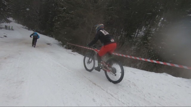 С велосипед на снежната писта: Над 50 състезатели мерят сили в зрелищен дуел в Пампорово