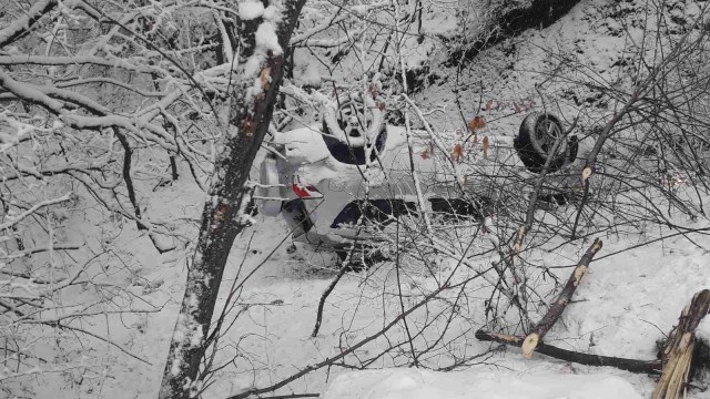 Джип падна в дълбокия ров край пътя за село Брежани