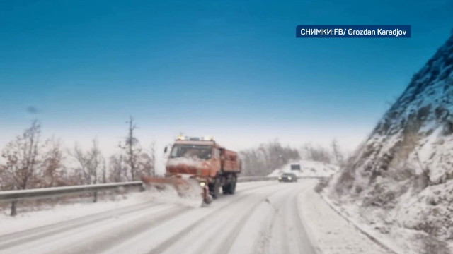 Зимата се завърна Обилен снеговалеж затрудни движението по пътища в