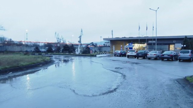 Пътят за пристанище Варна-Запад е в критично състояние, сигнализират работещи