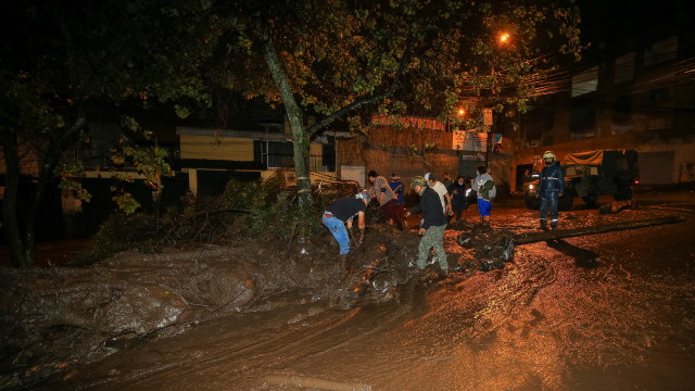 24 загинали и 12 изчезнали след наводнение и свлачище след