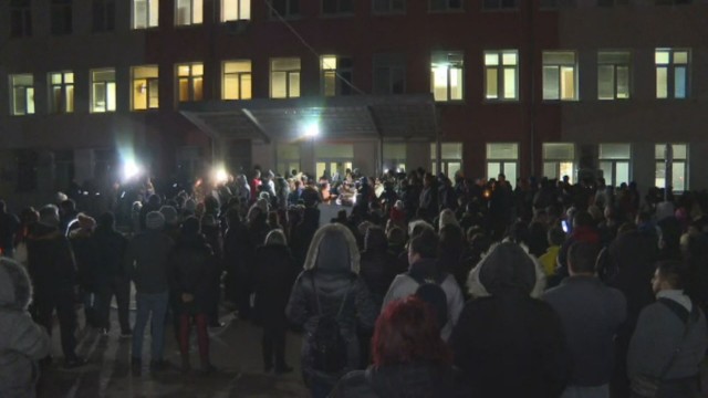 Най-малко 400 души се събраха пред болницата във Враца на