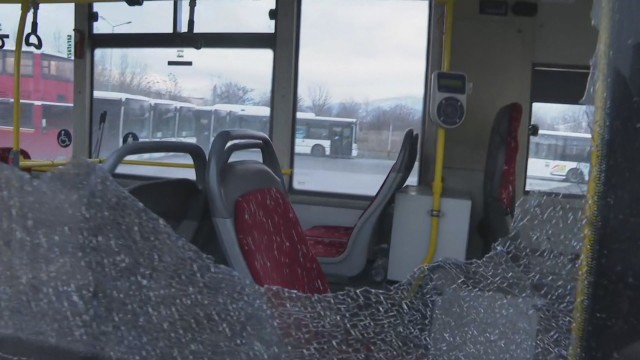 Автобус на градския транспорт в Пловдив е със счупено стъкло