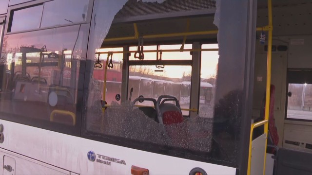 Отново нападение над автобус на градския транспорт в Пловдив Счупено