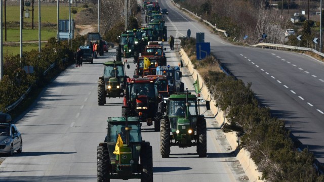 Стотици гръцки фермери протестираха срещу повишените цени на тока като