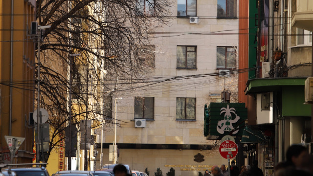 Столичани сигнализират за висящи кабели по централните софийски улици Необезопасени