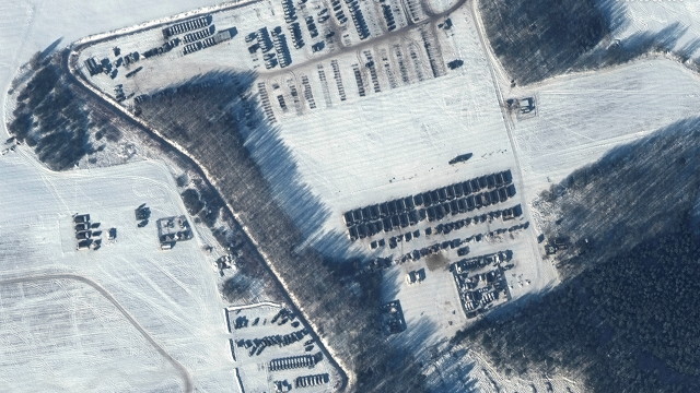 Нови сателитни снимки показват руското въоръжение в Беларус броени дни