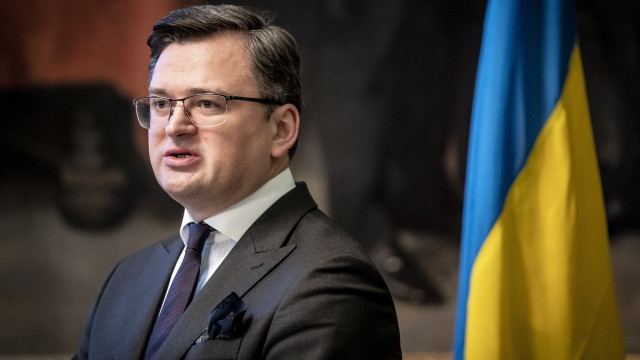 Украинският външен министър Дмитро Кулеба призова хората да не се