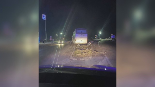Пиян шофьор блъсна междуградски автобус в мантинелата на кръгово кръстовище