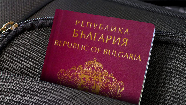 С лична карта или с личен зелен паспорт  за родените