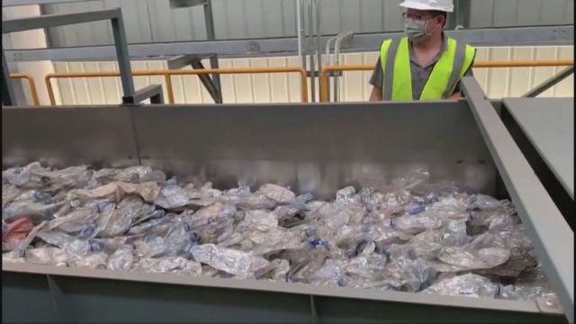 Рециклирането на пластмаса като част от текстилната индустрия. Фирма в