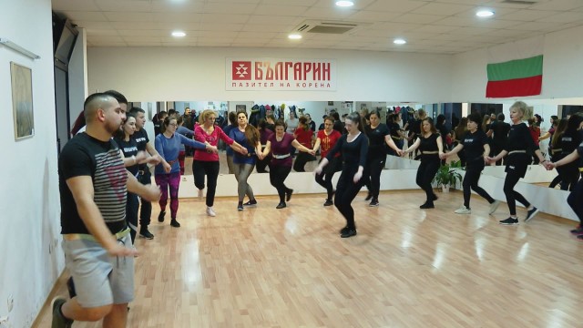 Клуб за народни танци във Варна събира все повече любители