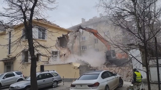Сградата на старото хърватско посолство в София вече се разрушава