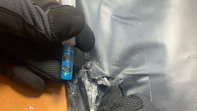 Куфар с над 2 кг кокаин е задържан при проверка