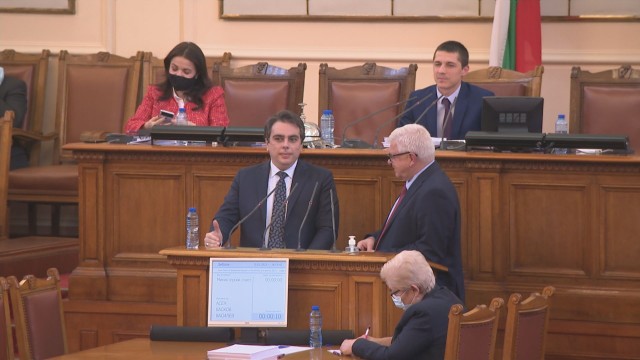Депутатите приеха на първо четене държавния бюджет след нова порция