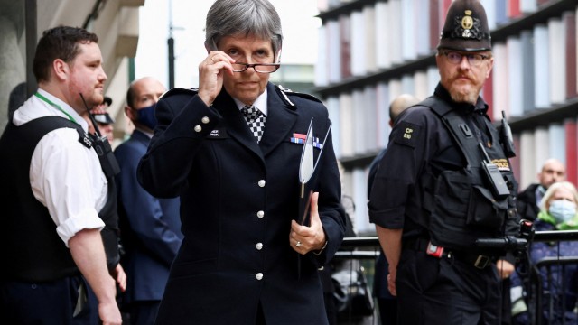 Началникът на лондонската полиция хвърли оставка след редица скандали За