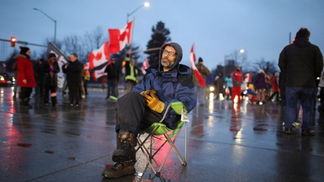 Канадски съд нареди на протестиращите които блокират моста Амбасадор