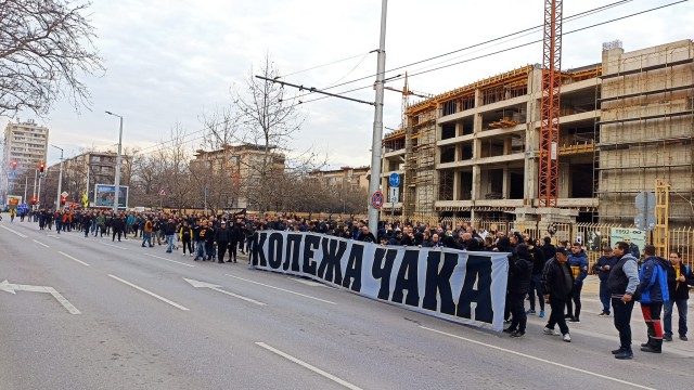 Феновете на Ботев Пловдив излязоха на протест заради поредното забавяне