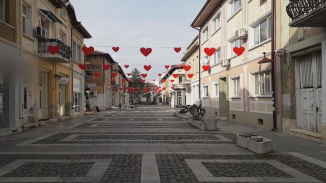 На 14 февруари празнуват и влюбените Сърца радват минувачите по