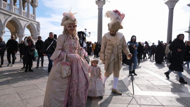 Карнавалът във Венеция се завърна, но при строги мерки заради