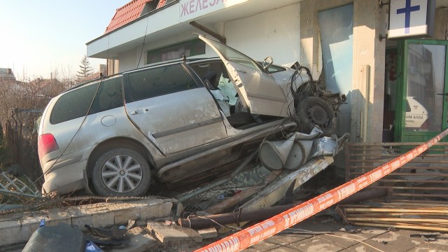 Тежка катастрофа в Нови Искър. Автомобил отнесе електрически стълб и