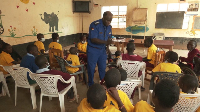Полицейски началник в малко градче в Кения в свободното си