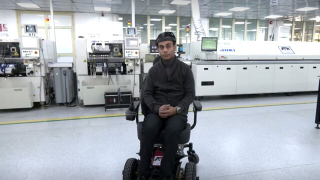 Млад учен от Египет разработи инвалидна количка която се контролира