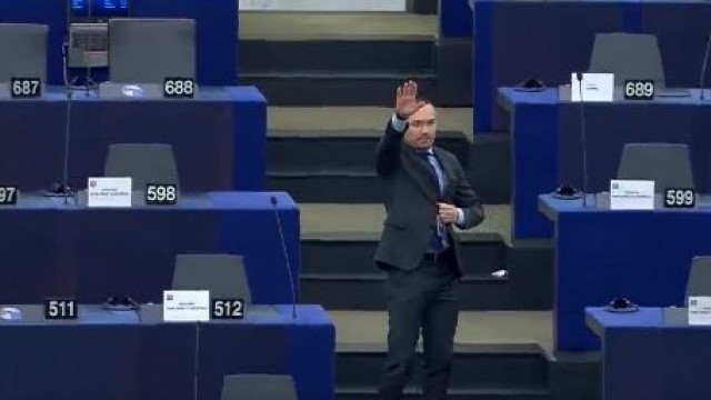 Европейският парламент започва проверка по скандала с жеста на Ангел