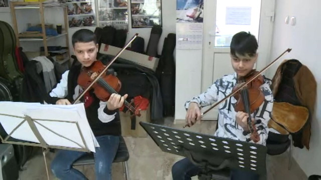 Деца от ромския квартал на Сливен ще свирят в Парижката