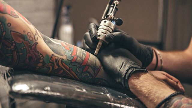 Малко над 1 милион българи имат татуировки (19%), посочват, че