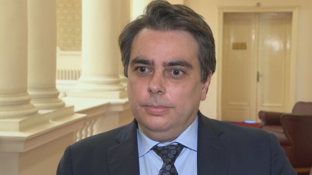 Вицепремиерът Асен Василев и енергийният министър Александър Николов заминават за