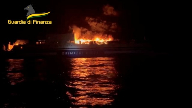 Блокираният български шофьор на горящия ферибот край Гърция засега е