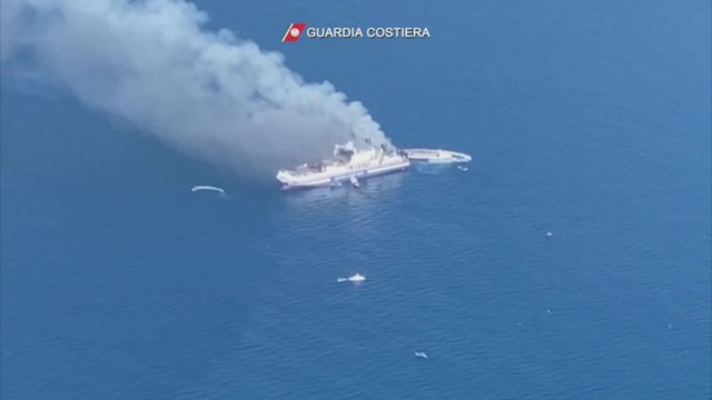 Кадри отвисоко показват горящия в Гърция ферибот на който има
