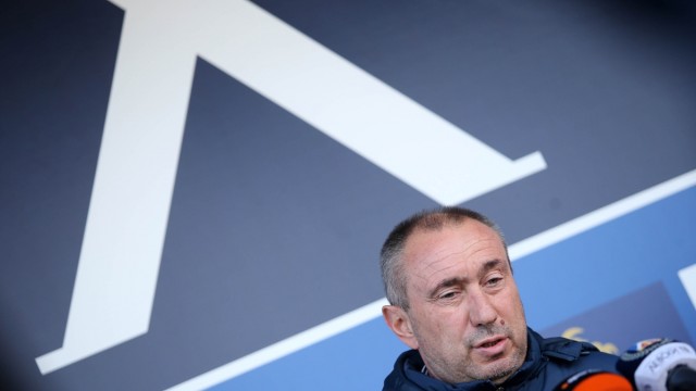 Треньорът на Левски Станимир Стоилов призова държавата да помогне за