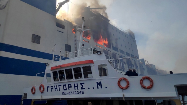 Запалилият се близо до остров Корфу сутринта ферибот Юрофери Олимпия