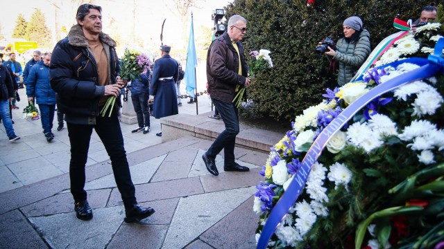 Ръководството и футболистите на Левски поднесоха цветя на паметника на