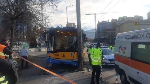 Тролейбус е катастрофирал в стълб на кръстовището на бул Тодор