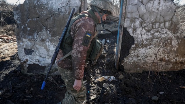 Нови взаимни обвинения се отправят за стрелба в Източна Украйна.