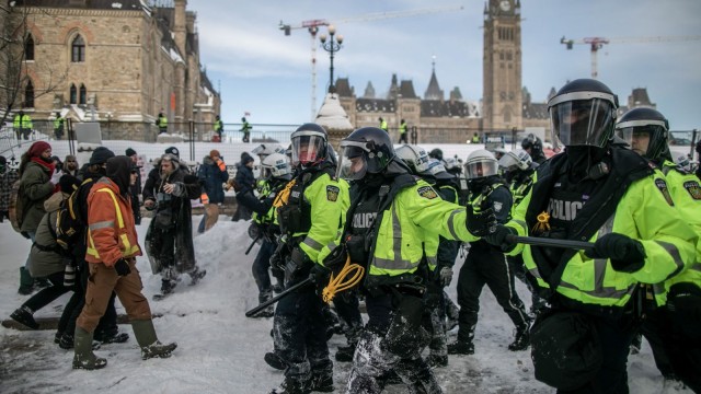 Канадската полиция използва лютив спрей и зашеметяващи гранати и извърши
