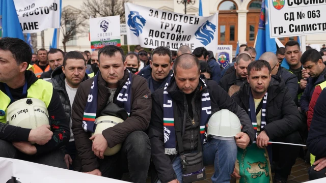 Протест на полицаи и пожарникари пред парламента