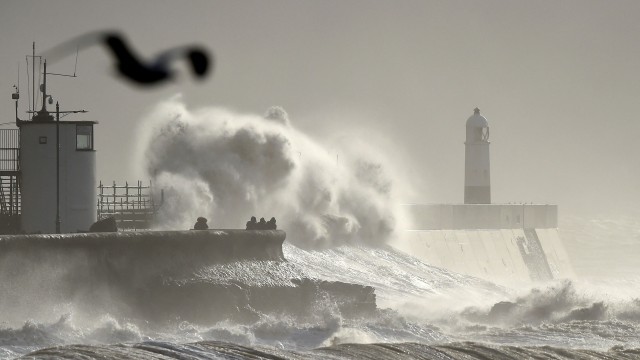 Трета буря връхлита Обединеното кралство за една седмица Британските медии