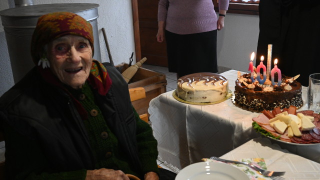 100 годишната баба Лазарина Степова е отпразнувала юбилея си с всички