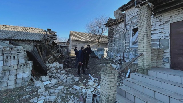 Над 1600 снаряда са паднали в пограничните села на Донецка