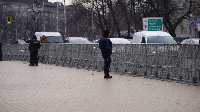 Ограда и засилено полицейско присъствие чакат протестиращите от Възраждане около