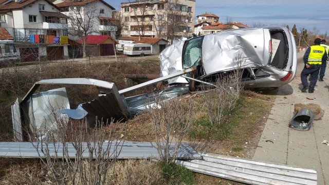Тежка катастрофа във Враца.Жена преминала на червен светофар и се