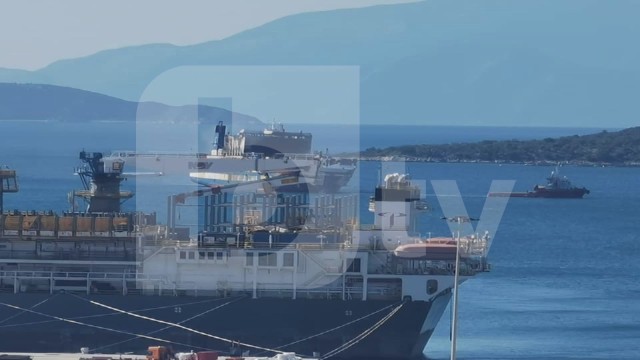Фериботът „Юрофери Олимпия“ акостира на пристанището в Астакос, където ще