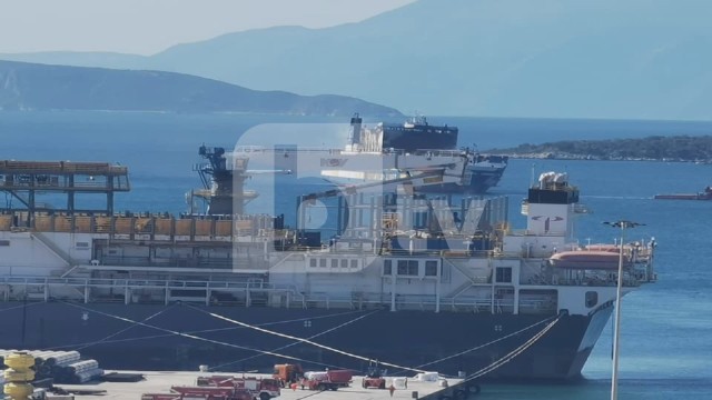 Фериботът Юрофери Олимпия вече се насочва към пристанището в Астакос От