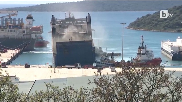 Фериботът Юрофери Олимпия акостира на пристанището в Астакос където ще