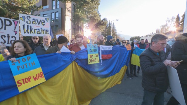Десетки живеещи у нас украински граждани и солидарни с тях